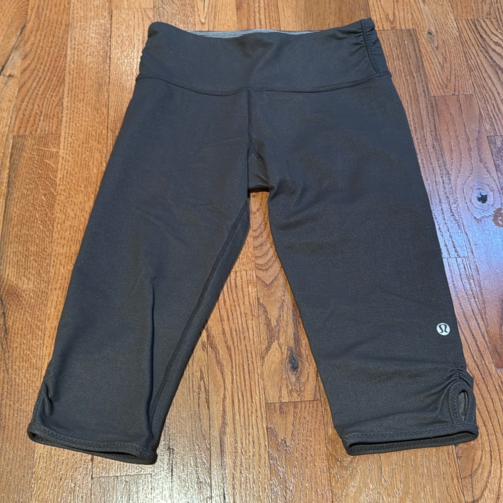 Lululemon grey cropped leggings size 4